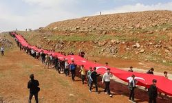 105 çocuk, Cudi Dağı'nda 105 metrelik Türk bayrağıyla yürüdü
